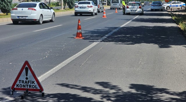 Siverek’te KGYS ile trafik denetimlerinde 322 araca ceza!