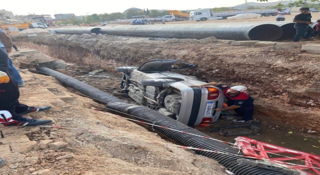 Şanlıurfa’da otomobil çukura düştü: 1 yaralı