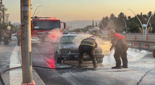 Şanlıurfa’da seyir halindeki araç alev aldı