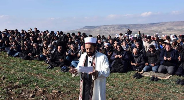 Şanlıurfa’nın Siverek ilçesinde, uzun süredir yağış alamayan çiftçiler, bereketin yeniden gelmesi için yağmur duasına çıktı.