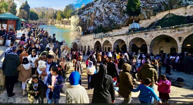 Şanlıurfa’da Güneşli Havada Balıklıgöl’e Ziyaretçi Akını!