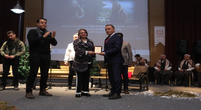 Şiir Akşamına Yoğun İlgi: Salona Sığmadılar!