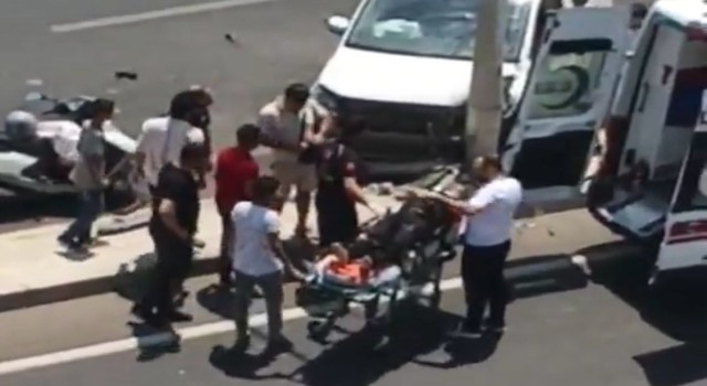 Şanlıurfa Karaköprü-Diyarbakır Yolunda Kaza: Araç Elektrik Direğine Çarptı