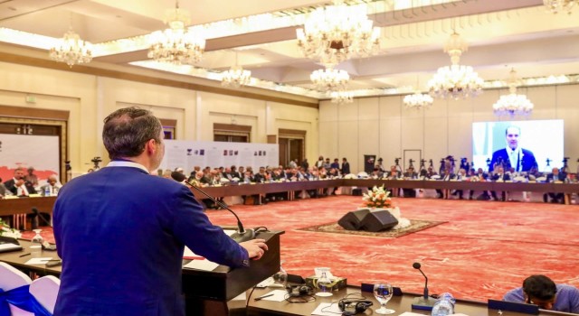 Erbakan Küresel Yuvarlak Masa Konferansı”na katıldı.