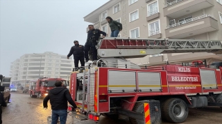 Kilis’teki ev yangınında 4 katlı bina itfaiye merdiveniyle boşaltıldı