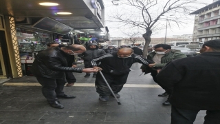 Gaziantep’te emekleyerek dilenen şahıs, zabıtayı görünce yürümeye başladı