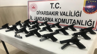 Diyarbakır’da 18 ruhsatsız tabanca ele geçirildi, 4 zanlı tutuklandı