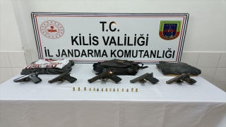 Kilis’te sınır hattında bulunan sırt çantasından 5 tabanca çıktı