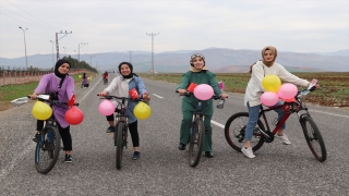 Siirt’te kızlar 8 Mart Dünya Kadınlar Günü’nde pedal çevirdi