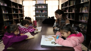 Viranşehir’de kadın kursiyerler kitaplarını kütüphanede okudu 