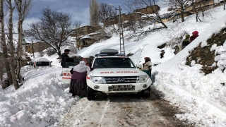 Siirt’te ekipler hasta yaşlı kadını hastaneye ulaştırmak için seferber oldu