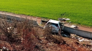 Şanlıurfa’da bariyerlere çarpan otomobildeki 4 İranlı yaralandı