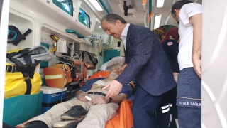 Adıyaman Belediye Başkanı, yolda bayılan vatandaşa müdahale etti