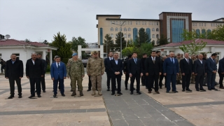 Siirt Valisi Hacıbektaşoğlu’ndan şehitlik ziyareti