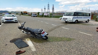 Adıyaman’da minibüs ile motosikletin çarpışması sonucu 2 kişi yaralandı
