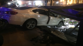 Mardin’de kontrolden çıkan otomobilin kafeye girmesi sonucu 4 kişi yaralandı