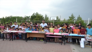 Doğum günü pastalarını köydeki öğrencilere ulaştırıyorlar