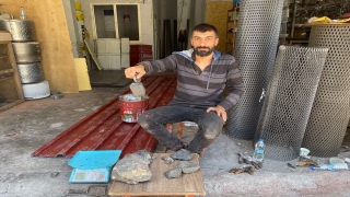 İş yerinin önünde bulduğu ve göktaşı olduğunu düşündüğü taşların incelenmesini istiyor