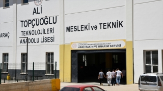 Tamirciliği öğrendikleri okulda her gün 30 aracın bakım ve onarımını yapıyorlar