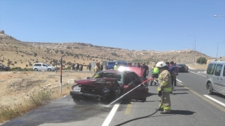 Mardin’de çarpışan 2 otomobildeki 4’ü çocuk 10 kişi yaralandı