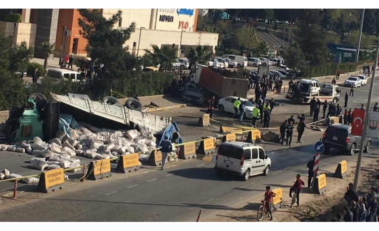 İpekyol'da feci kaza! Kamyon araçları ezdi