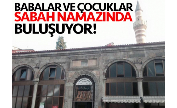 Şanlıurfalı bakkallar sabah namazında buluşuyor