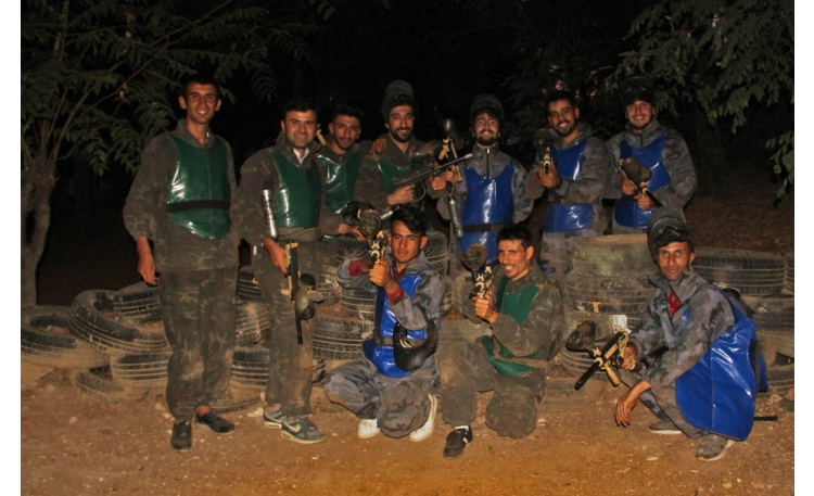 Gazeteciler kozlarını paintball sahasında paylaştı