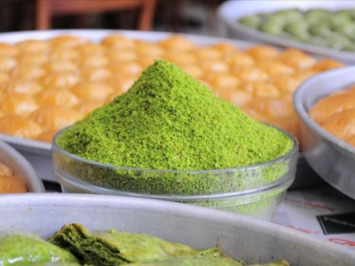 Baklava üreticileri 'fıstık stokçularından' rahatsız