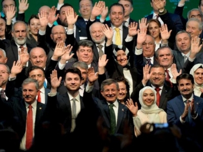 Belediye Başkanı Davutoğlu'nun partisine geçti