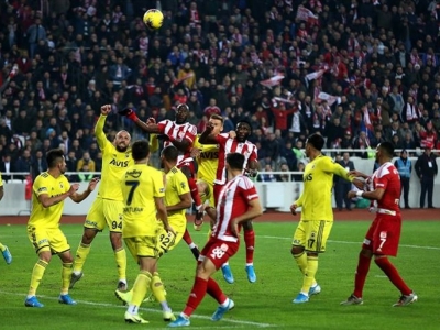 Lider Sivasspor Fenerbahçe engelini de geçti