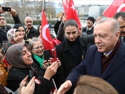 Cumhurbaşkanı Erdoğan İsviçre'de sevgi gösterileriyle karşılandı