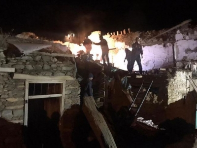 Malatya'da depremde çöken iki katlı kerpiç evin enkazından 2 kişi kurtarıldı