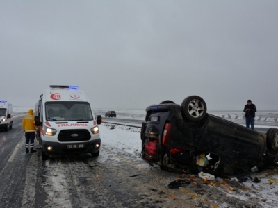 Kaygan yolda devrildi! 4 yaralı