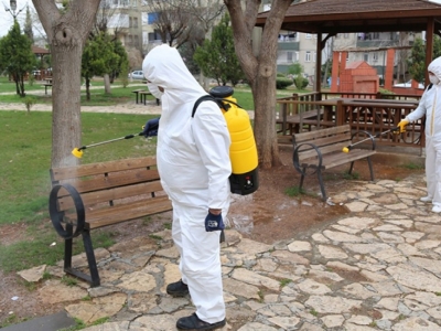 Haliliye belediyesi, parkları dezenfekte ediyor