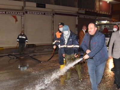 Viranşehir’de caddeler köpüklü suyla yıkandı
