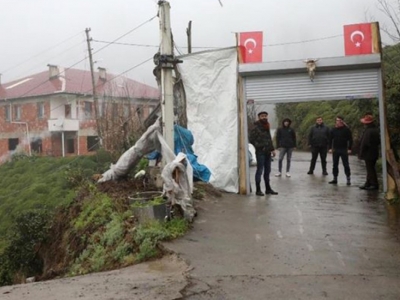 Mahalle girişini kepenkle kapattılar!