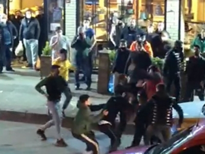 Ekmek kuyruğunda tekme tokat kavga!