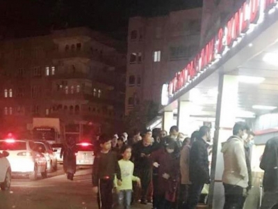 Sosyal mesafeli ekmek kuyruğu!