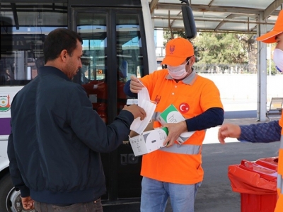 Şanlıurfa Valiliği maske dağıtıyor