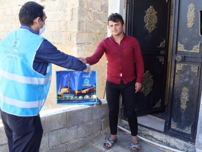 Belediye, öğrencilere hazırlık kitapları dağıttı