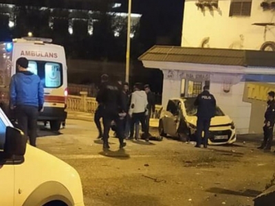 Beton bariyere çarpan otomobilin sürücüsü yaralandı!