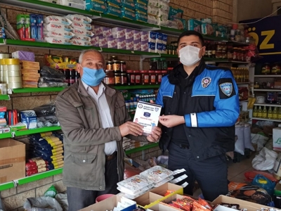 Polisler Covid-19 broşürleri dağıttı
