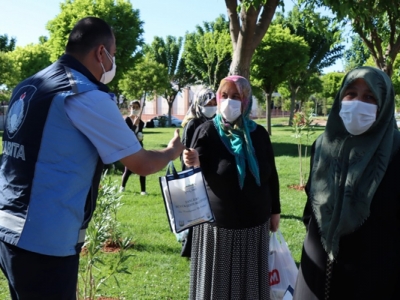Büyükşehir lokum ve kolonya dağıttı