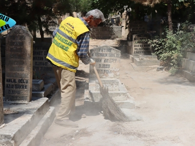 Mezarlıklarda Bayram öncesi bakım onarım çalışması