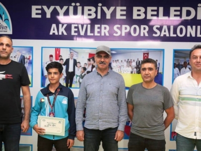 Başkan Kuş, şampiyon sporcuyu ödüllendirdi