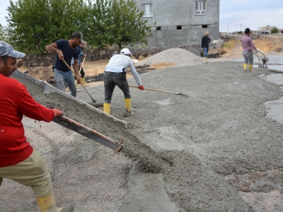 Toplum Refahı projesiyle Üstüntaş mahallesinde beton yol çalışması başlatıldı