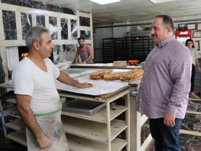 Başkan Ekinci kazı çalışmaları ile ilgili esnaf ve vatandaşlara bilgi verdi