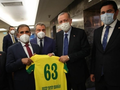 Cumhurbaşkanı Erdoğan’a Urfaspor Forması Hediye Edildi