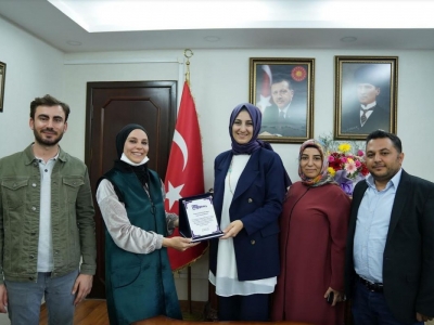 Özel eğitim öğretmenlerinden Başkan Ayşe Çakmak’a plaket