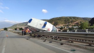 Hasta taşıyan ambulans refüje çıktı, 1 kişi öldü, 3 sağlıkçı yaralandı